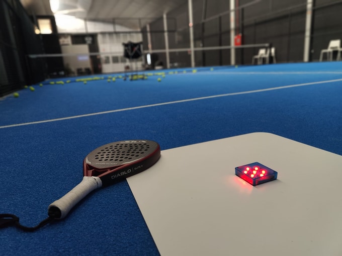Plaqueta BALLPAD en pista de pádel